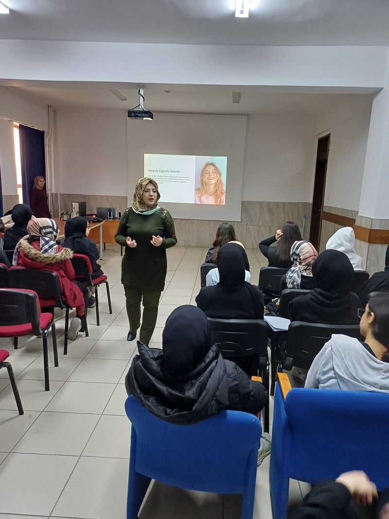 Talha Bayrakçı İmam Hatip Ortaokulu Öğrencilerine Ergenlik Döneminde Beslenme Semineri Verdik.